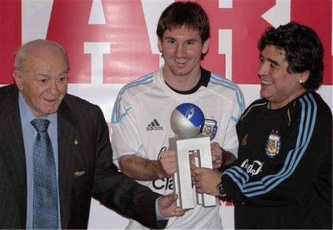 Messi, cùng với hai huyền thoại bóng đá người Argentina, Di Stefano và Maradona